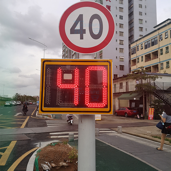 太陽(yáng)能雷達(dá)測(cè)速標(biāo)牌